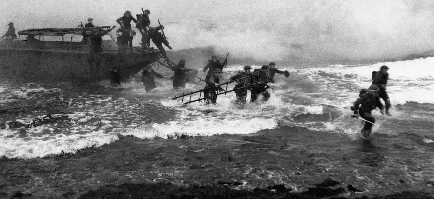 Jack Churchill (far right) leads a training exercise, sword in hand, from a Eureka boat in Inveraray. (Source: Wikimedia Commons)
