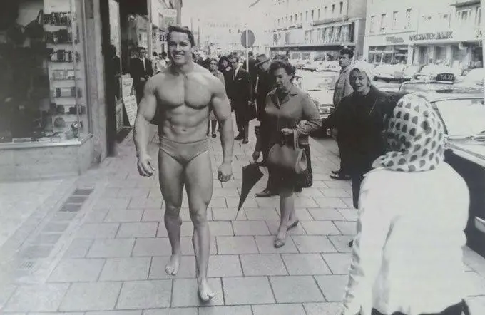 Arnold Schwarzenegger Posed on the Street To Promote His Gym